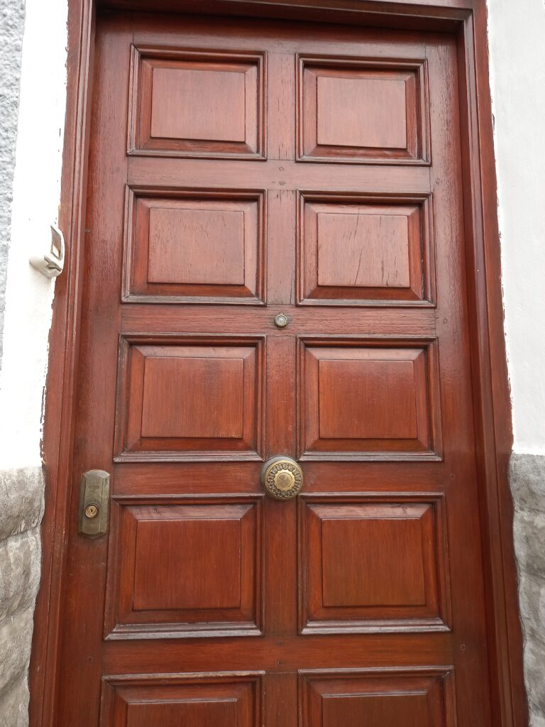 Puerta "necesita mejorar"