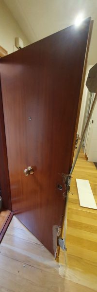 Puerta apalancada en vivienda